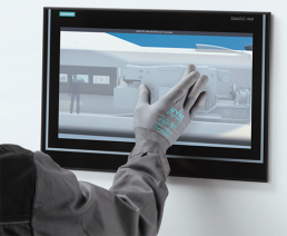 uvex phynomic XS Schutzhandschuh bei der Gesten and Mehrfingerbedienung eines SIEMENS SIMATIC HMI工业监视器。