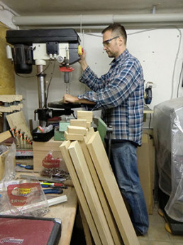 Christian G. Mit Uvex Schutzbrille Bei der Arbeit在Seinem Hobbykeller中