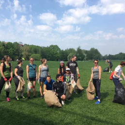 grouppe aus Frauen und Männern mit Müll- und Jutesäcken beim Plogging in Nürnberg