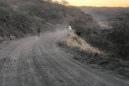 登山车auf einem Streckenabschnitt des沙漠在纳米比亚破折号