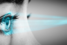 led灯trifft auf ein menschliches Auge。