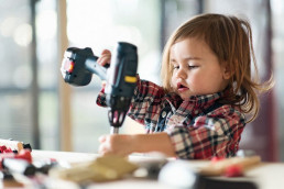 Kinder-auf-der-BaustelleKinderschutzausrustung-Kinderaktivitaeten-Ferien