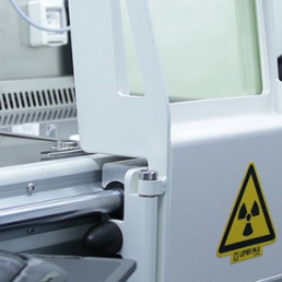 Labormitarbeiter印第安纳Schutzkleidung伏尔静脉Maschine,死radioaktive Strahlung einsetzt。
