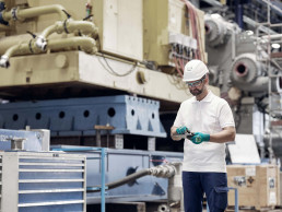 麻省理工学院劳动uvex Schutzhelm, Schutzbrille和Schutzhandschuhen伏尔Maschinen在静脉Industriehalle。