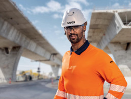 Bauarbeiter麻省理工学院uvex Schutzhelm、Schutzbrille Schutzkleidung和Gehorschutz伏尔静脉Bruckenbaustelle