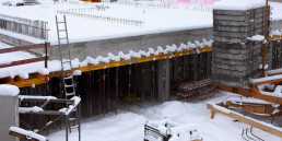 冯Schnee bedeckte Baustelle im的冬天